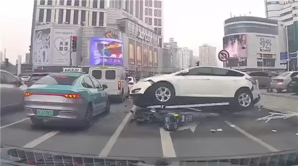 含一辆法拉利488！62岁大妈开车误操作连撞多车：官方通报