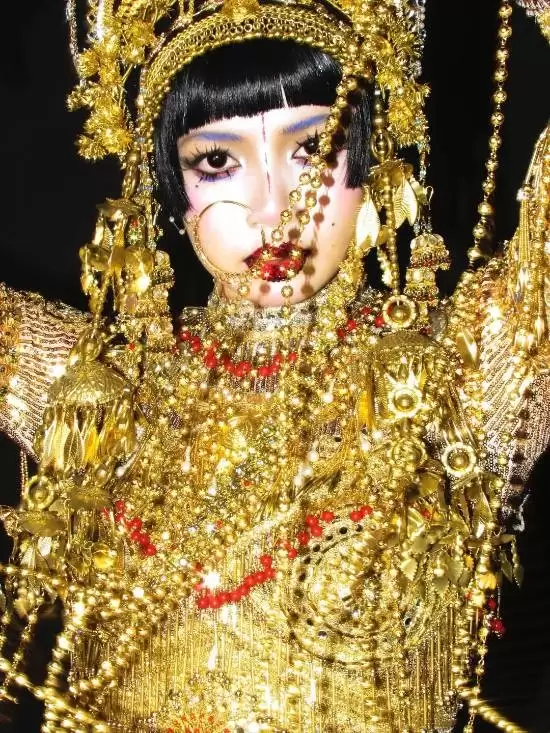 LISA万圣节神还原《爱死机》！黄金女妖美艳无比