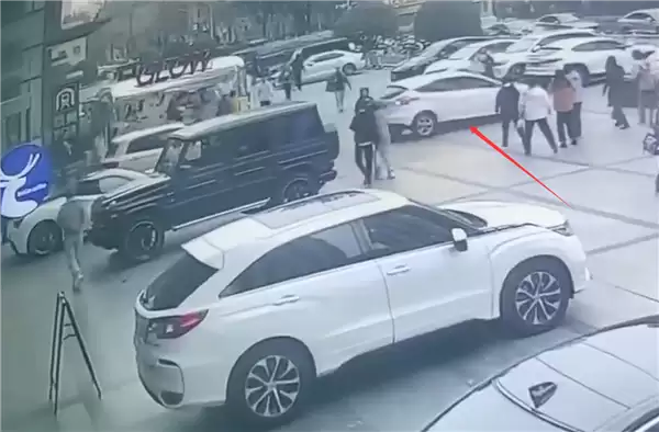 含一辆法拉利488！62岁大妈开车误操作连撞多车：官方通报