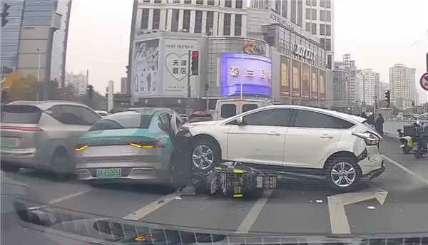 含一辆法拉利488！62岁大妈开车误操作连撞多车：官方通报