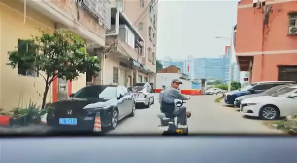 阿维塔车主连续三次误踩油门 AEB全部刹停:救了小哥一命