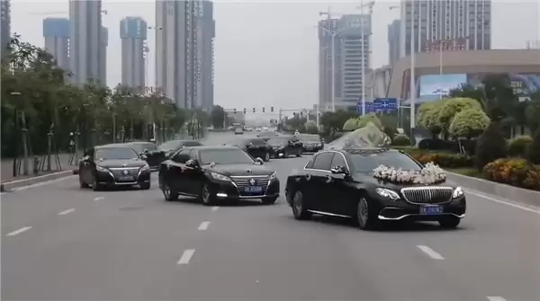 十多辆婚车公路上组队