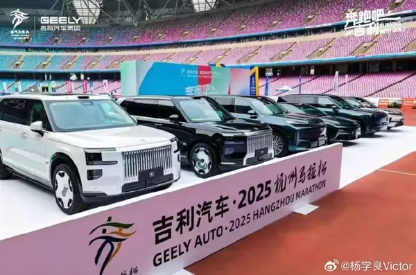 吉利杨学良与2名杭马冠军合照：分别送一台银河M9、星舰8