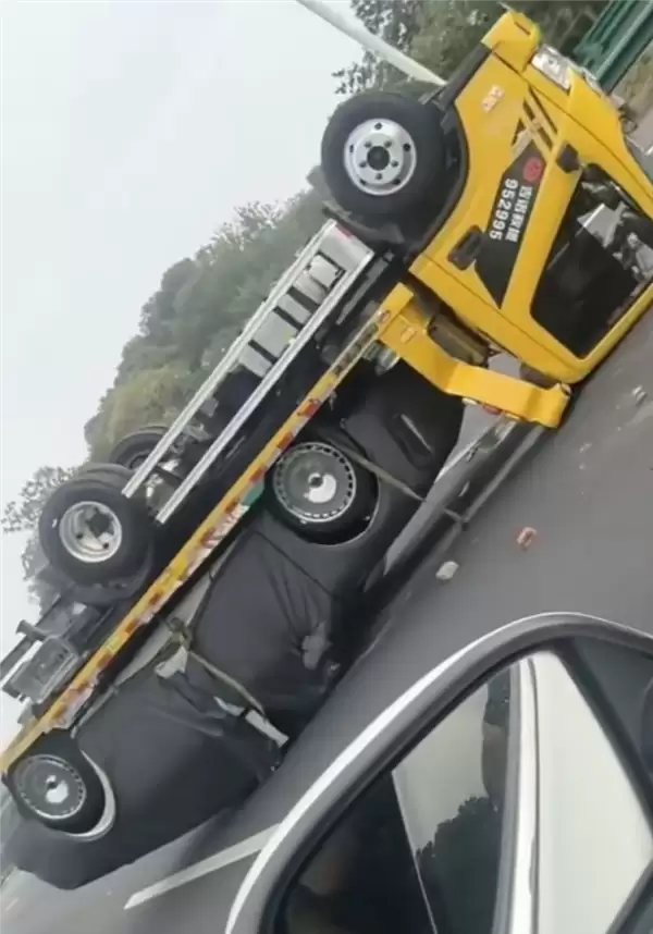 尊享S800拖挂车遭遇翻车事故 尊享界、拖挂车两车八轮朝天