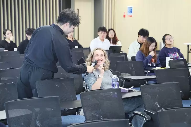 从设计师到CEO：曾熙博士在诺丁汉大学分享“AI时代的创造力与领导力”