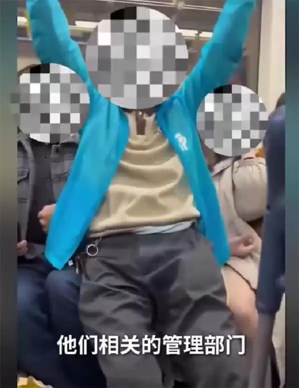 上海地铁回应老人强行坐女生腿上引热议 有人给他让座 他不坐