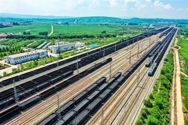 106节车厢的超长火车震撼再现！一次载重1.2万吨