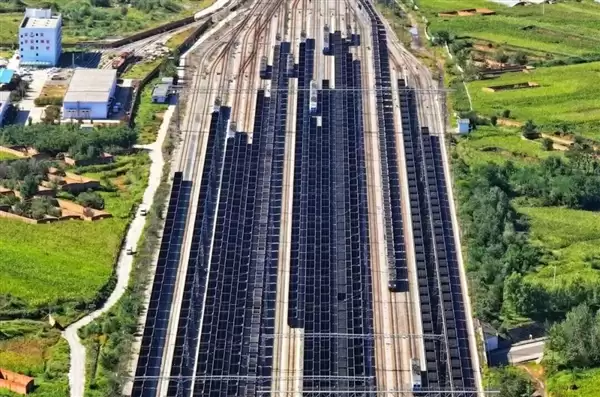 106节车厢的超长火车震撼再现！一次载重1.2万吨