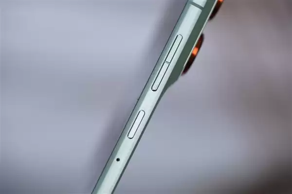 5.99mm超薄机身！联想moto X70 Air图赏