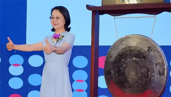 中国最有钱的女人身价1410亿！化学老师出身 她凭啥成中国女首富