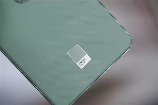 5.99mm超薄机身！联想moto X70 Air图赏