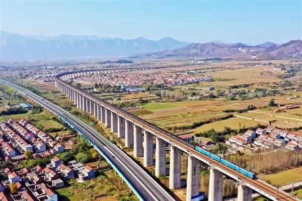 106节车厢的超长火车震撼再现！一次载重1.2万吨