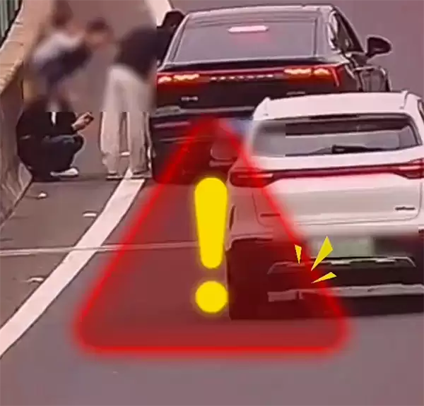 高速上发生事故 一群人在车边打转：险些被撞个正着