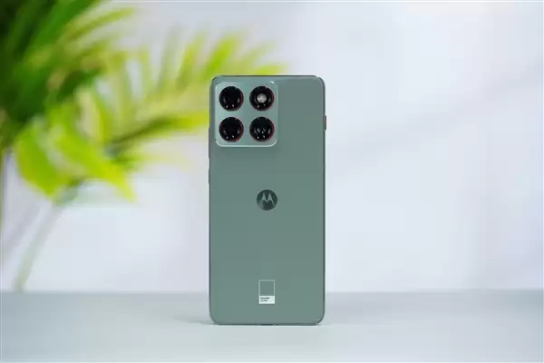 5.99mm超薄机身！联想moto X70 Air图赏