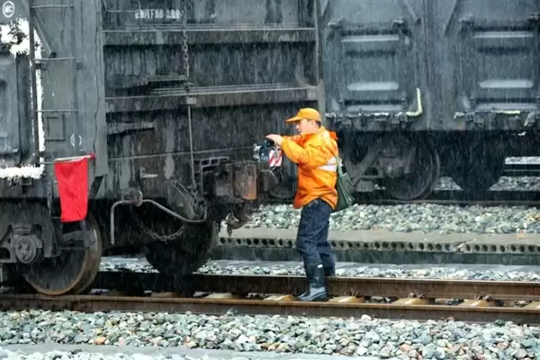 106节车厢的超长火车震撼再现！一次载重1.2万吨