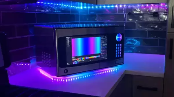 梦幻跨界产品:微波炉改造成PC整机!门作为显示屏、主板置于转盘