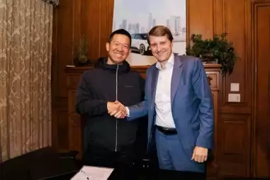 人站在门前合影AI 生成的内容可能不正确。