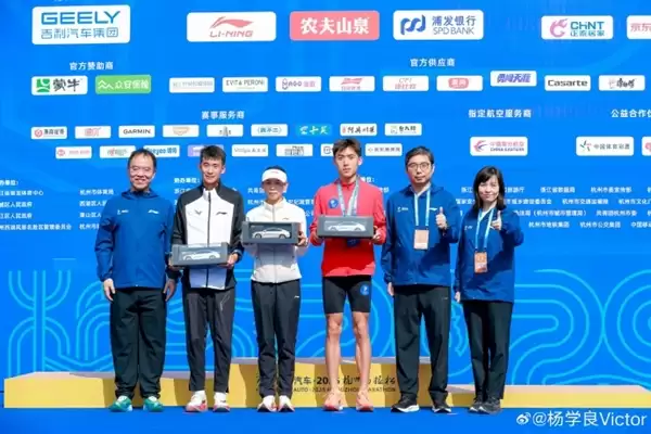 吉利杨学良与2名杭马冠军合照：分别送一台银河M9、星舰8