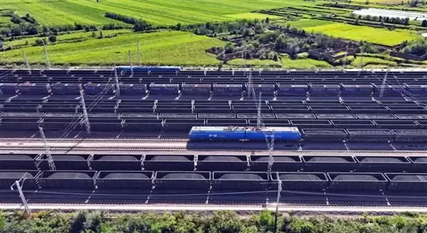 106节车厢的超长火车震撼再现！一次载重1.2万吨