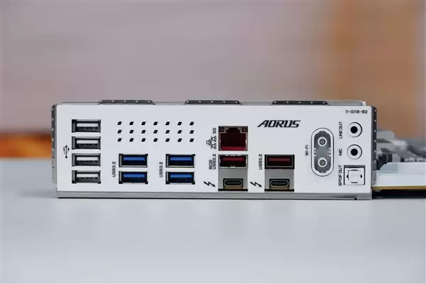 雪景房主机必看！技嘉电竞冰雕Z890 AORUS PRO ICE主板图赏