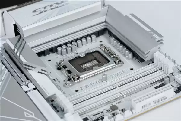 雪景房主机必看！技嘉电竞冰雕Z890 AORUS PRO ICE主板图赏