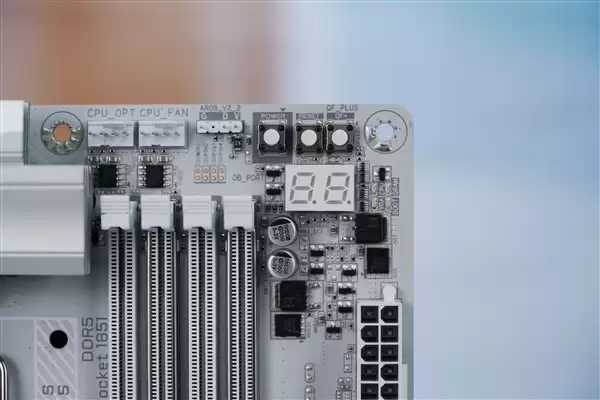 雪景房主机必看！技嘉电竞冰雕Z890 AORUS PRO ICE主板图赏