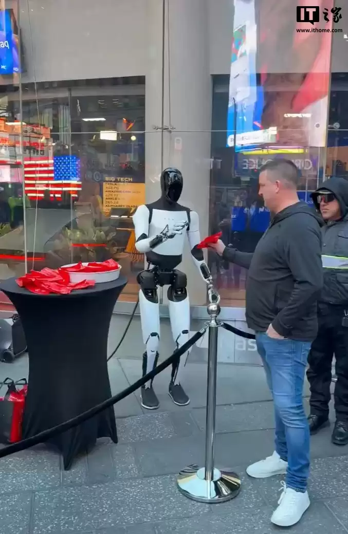 揭秘特斯拉如何训练 Optimus 机器人：人类员工最辛苦，亲自上阵教动作