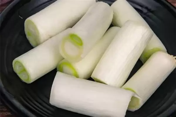 你绝对想不到家里这根葱还能这么用：能消炎止涕