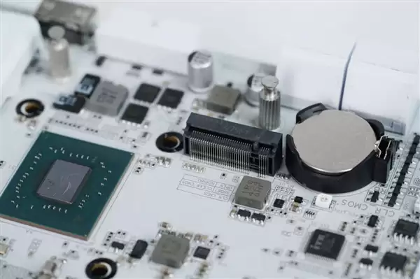 雪景房主机必看！技嘉电竞冰雕Z890 AORUS PRO ICE主板图赏