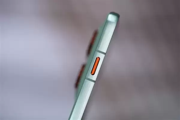 5.99mm超薄机身！联想moto X70 Air图赏