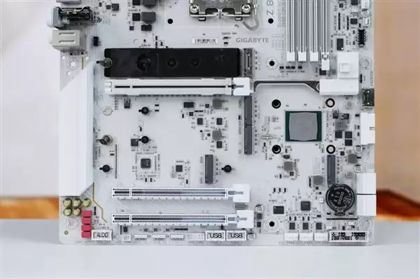 雪景房主机必看！技嘉电竞冰雕Z890 AORUS PRO ICE主板图赏