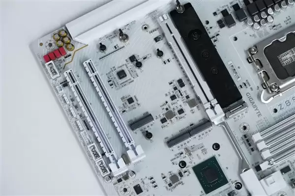 雪景房主机必看！技嘉电竞冰雕Z890 AORUS PRO ICE主板图赏