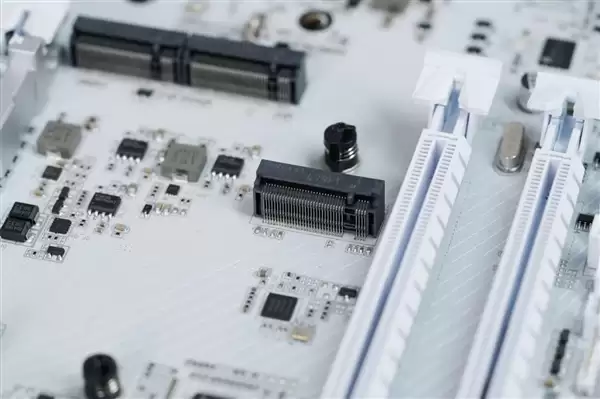 雪景房主机必看！技嘉电竞冰雕Z890 AORUS PRO ICE主板图赏