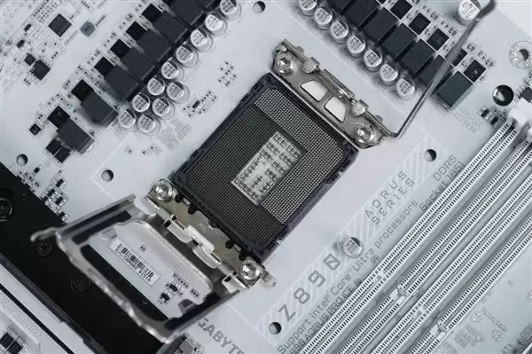 雪景房主机必看！技嘉电竞冰雕Z890 AORUS PRO ICE主板图赏