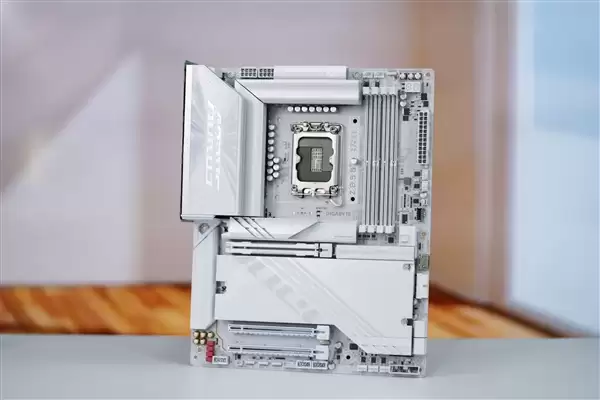 雪景房主机必看！技嘉电竞冰雕Z890 AORUS PRO ICE主板图赏