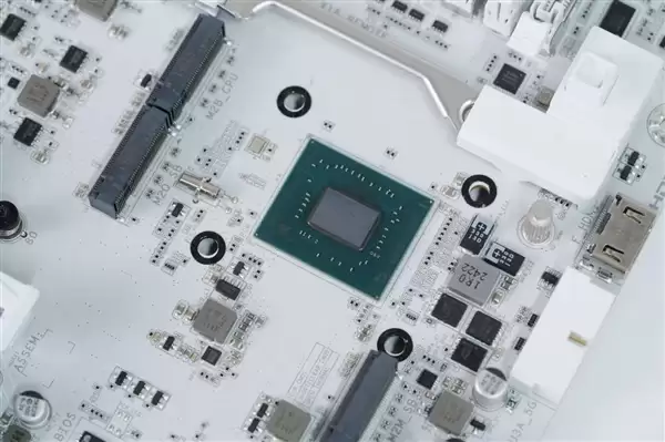 雪景房主机必看！技嘉电竞冰雕Z890 AORUS PRO ICE主板图赏