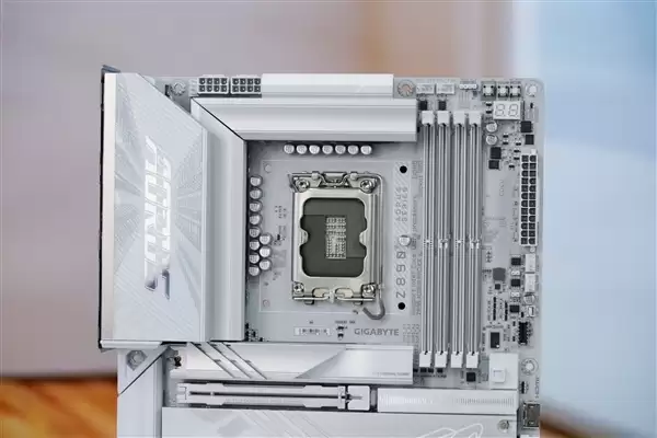 雪景房主机必看！技嘉电竞冰雕Z890 AORUS PRO ICE主板图赏