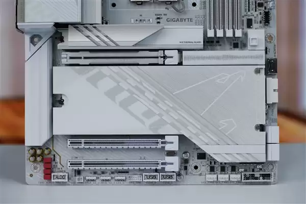 雪景房主机必看！技嘉电竞冰雕Z890 AORUS PRO ICE主板图赏