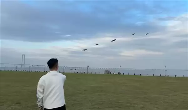 男子单手操控5台大疆无人机 指哪打哪 网友：科技修仙