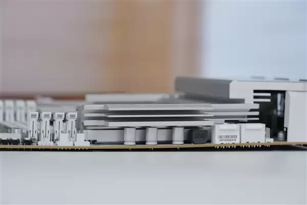 雪景房主机必看！技嘉电竞冰雕Z890 AORUS PRO ICE主板图赏