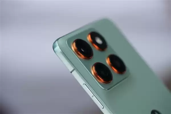 5.99mm超薄机身！联想moto X70 Air图赏