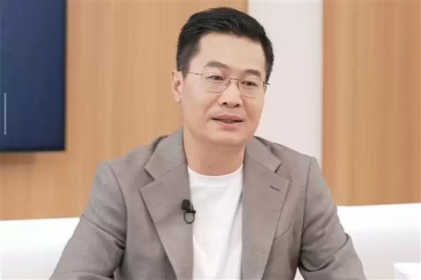 卢伟冰晒德国午餐:粉丝先吃