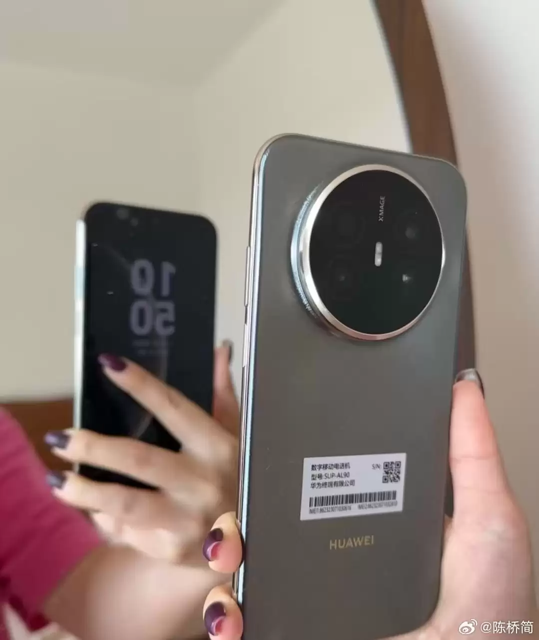 华为 Mate 70 Air 真机曝光:居中单孔等深四曲屏、后置大圆镜头模组