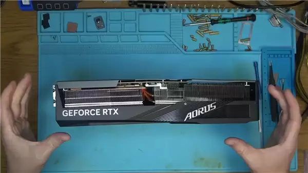 没见过如此惨烈的RTX 4090！严重扭曲、GPU/显存/电感全烧毁