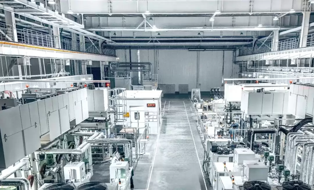 全球首条飞行汽车量产线贯通:小鹏汇天量产工厂首台“陆地航母”飞行器下线