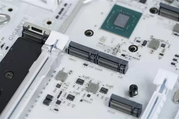 雪景房主机必看！技嘉电竞冰雕Z890 AORUS PRO ICE主板图赏