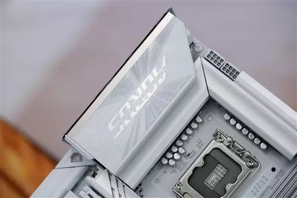 雪景房主机必看！技嘉电竞冰雕Z890 AORUS PRO ICE主板图赏