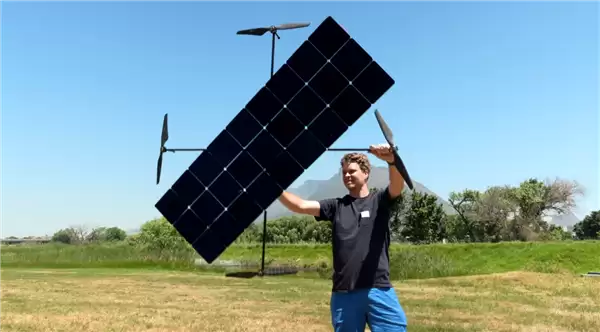 DIY工程师打造无电池太阳能无人机:真的飞起来了!