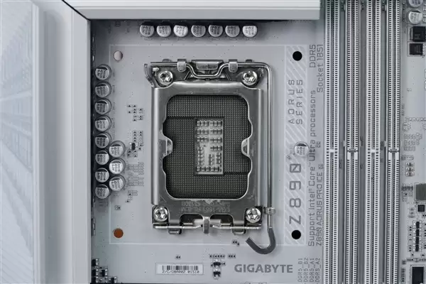 雪景房主机必看！技嘉电竞冰雕Z890 AORUS PRO ICE主板图赏