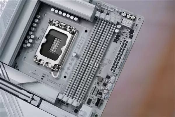 雪景房主机必看！技嘉电竞冰雕Z890 AORUS PRO ICE主板图赏